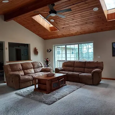 Large Home At Yosemite Gateway !